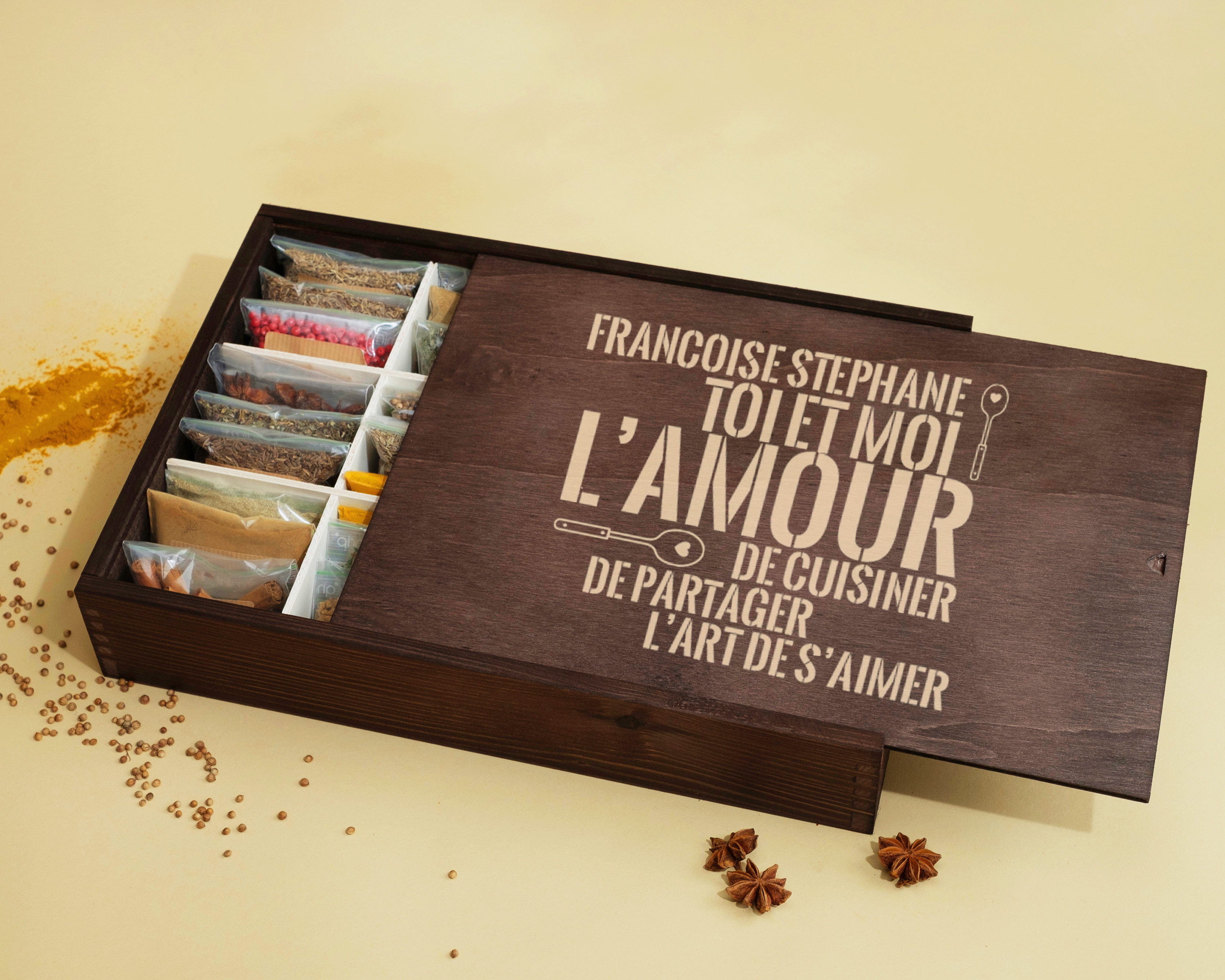 Grand coffret d'épices gravé « L'amour de cuisiner » - 36 épices du monde