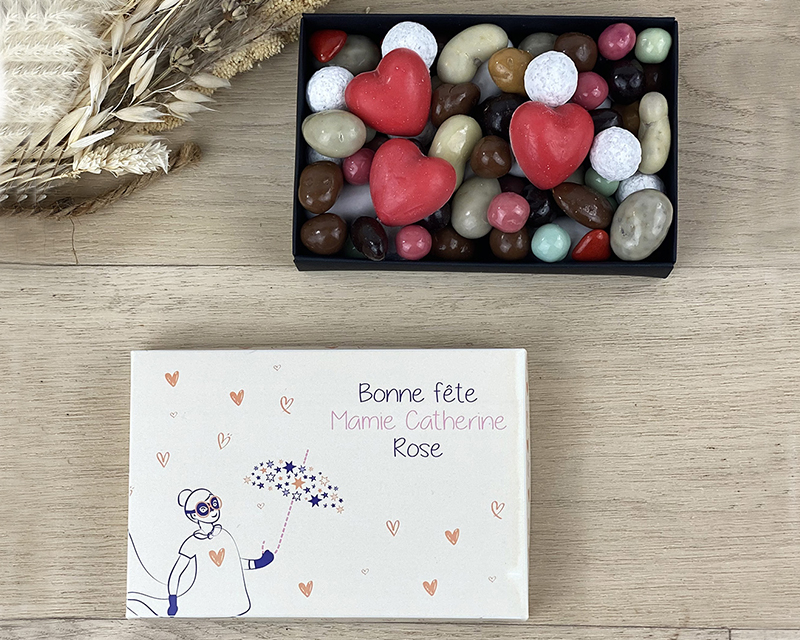 Cadeau gourmand Fête des grands-mères : boîte de chocolats personnalisée 'Bonne Fête Mamie' avec motifs floraux et chocolats assortis.