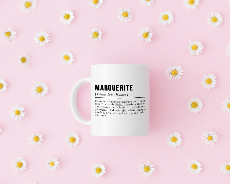 Cadeau Fête des mamies : mug blanc 'Définition Mamie' personnalisé avec photo et texte, sur table en bois.