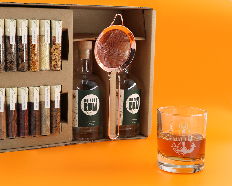 Kit de fabrication de rhum avec un verre personnalisé