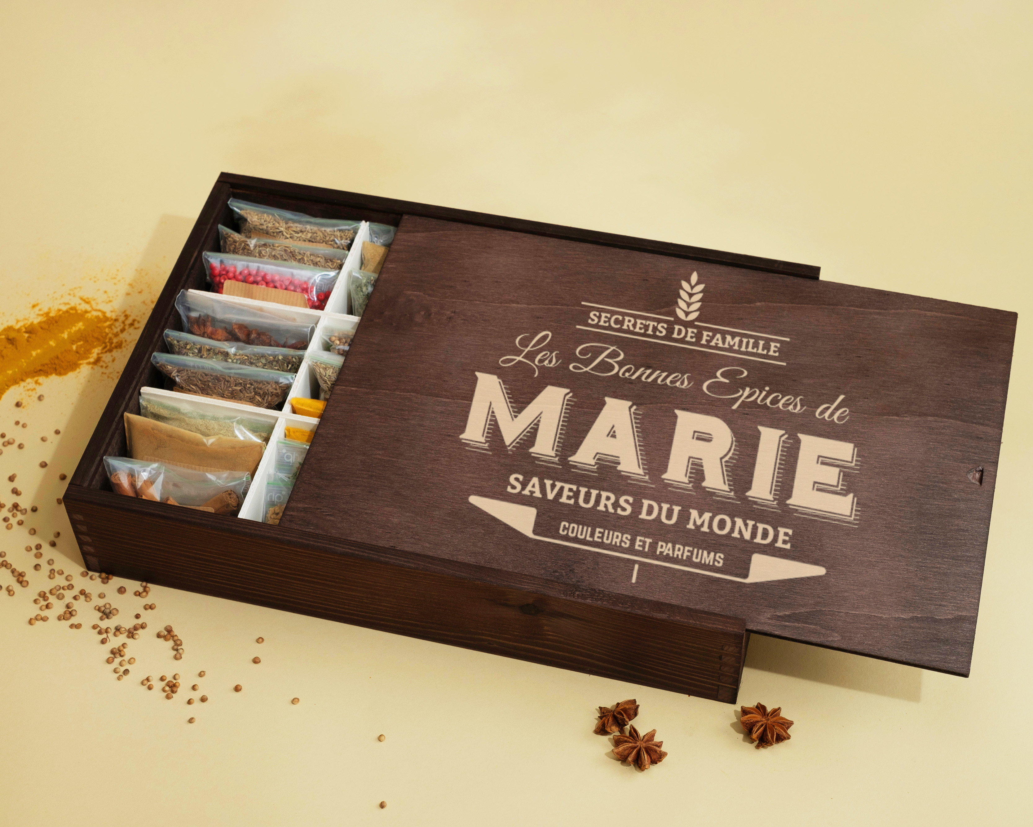 Grand coffret d'épices gravé « Les bonnes épices de » - 36 épices du monde